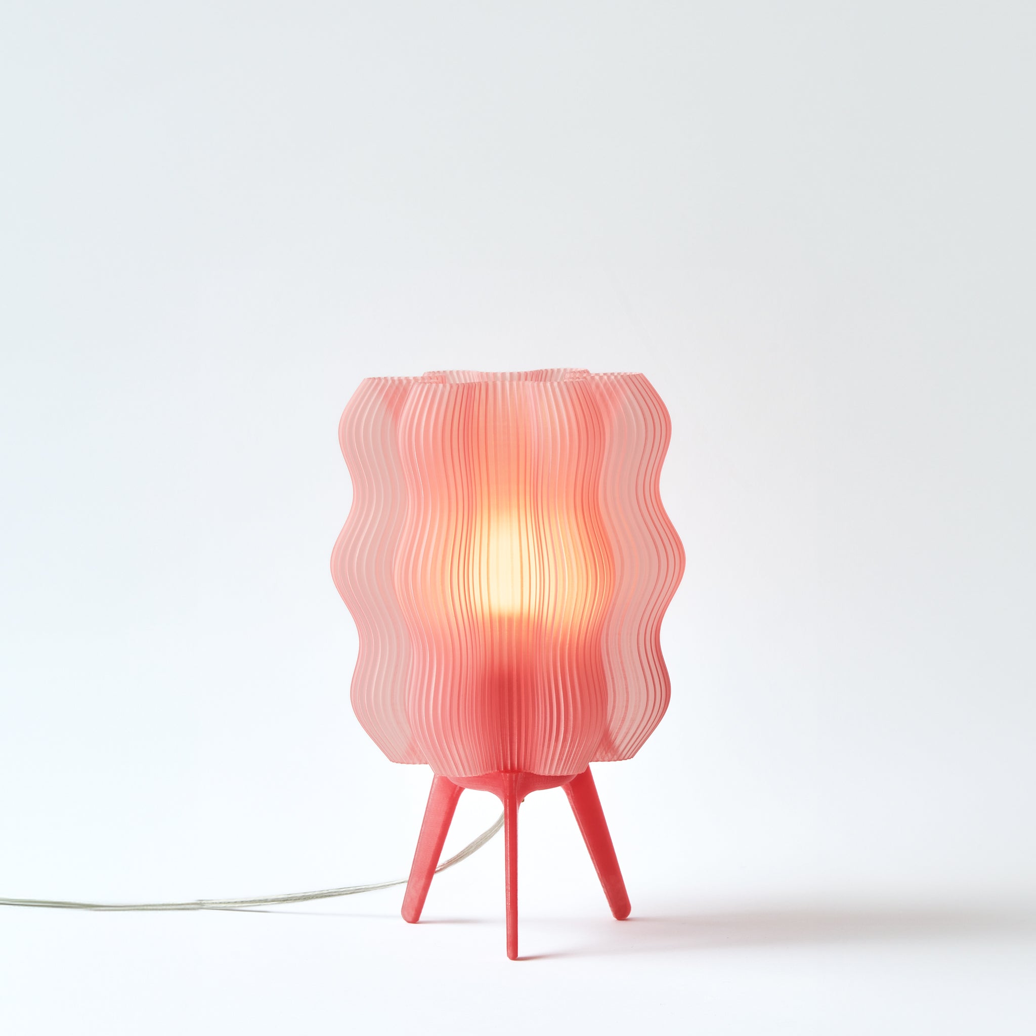 Falista lampa stołowa