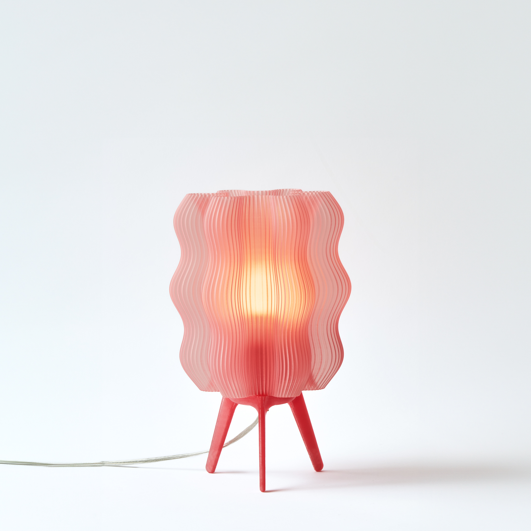 Falista lampa stołowa