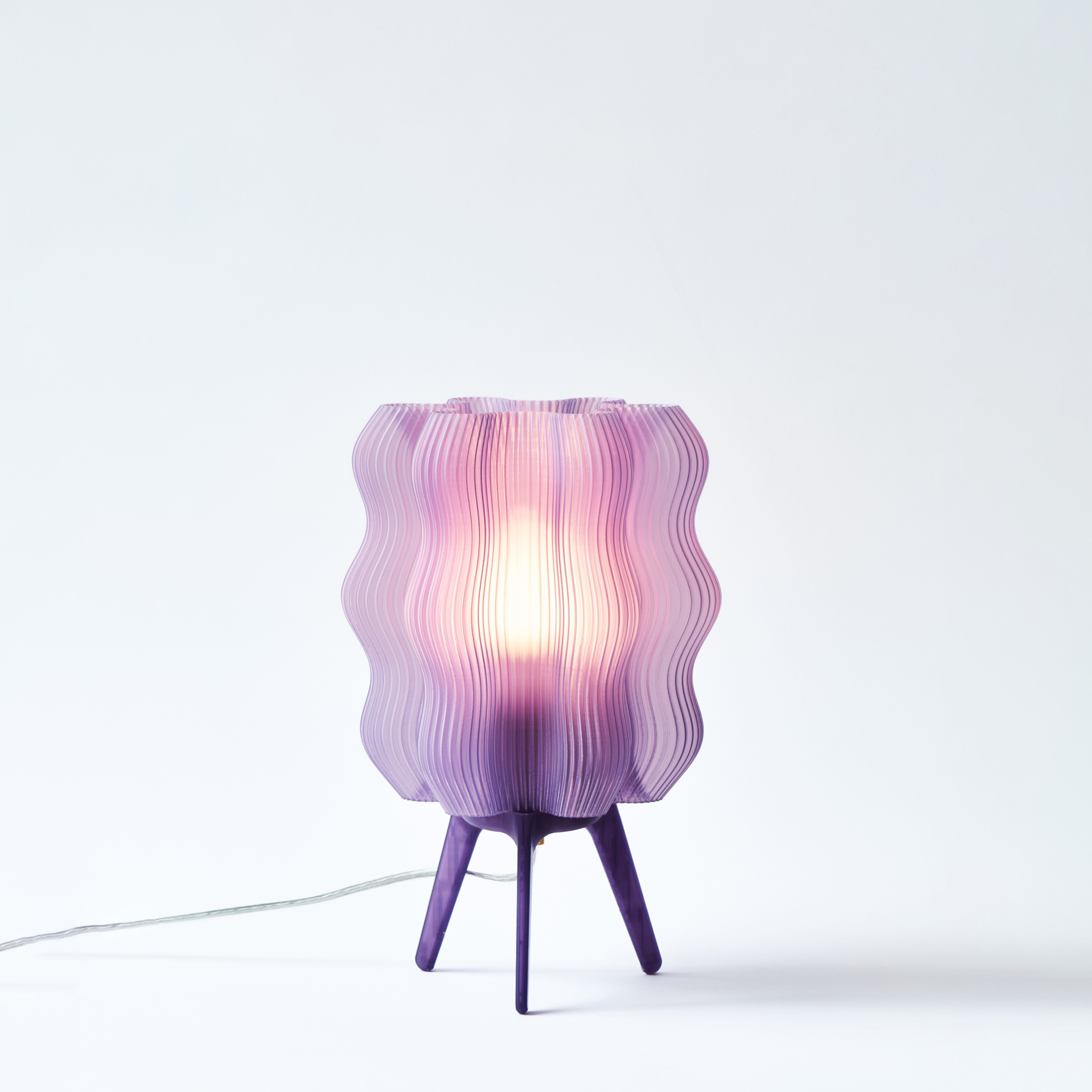 Falista lampa stołowa