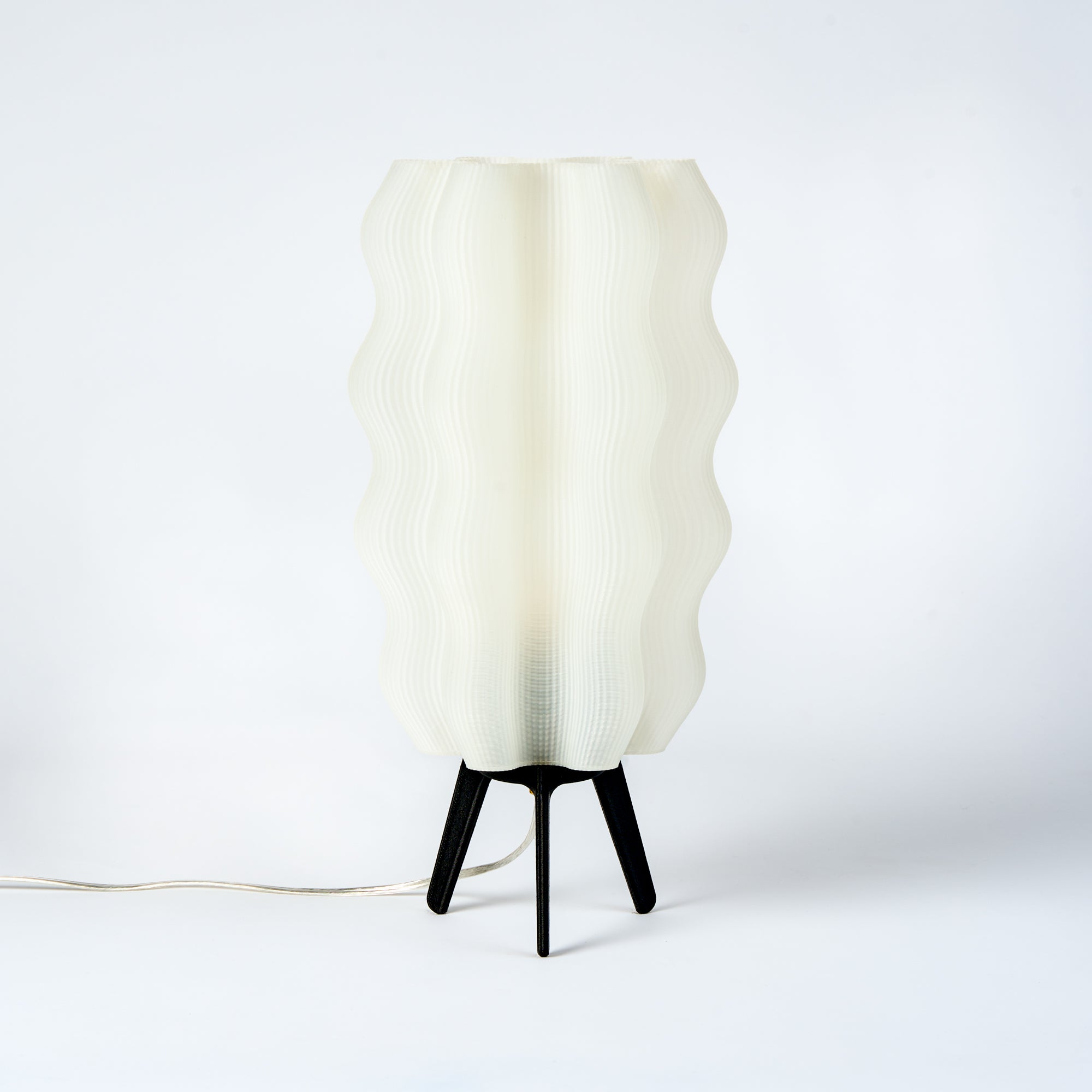 Falista lampa stołowa