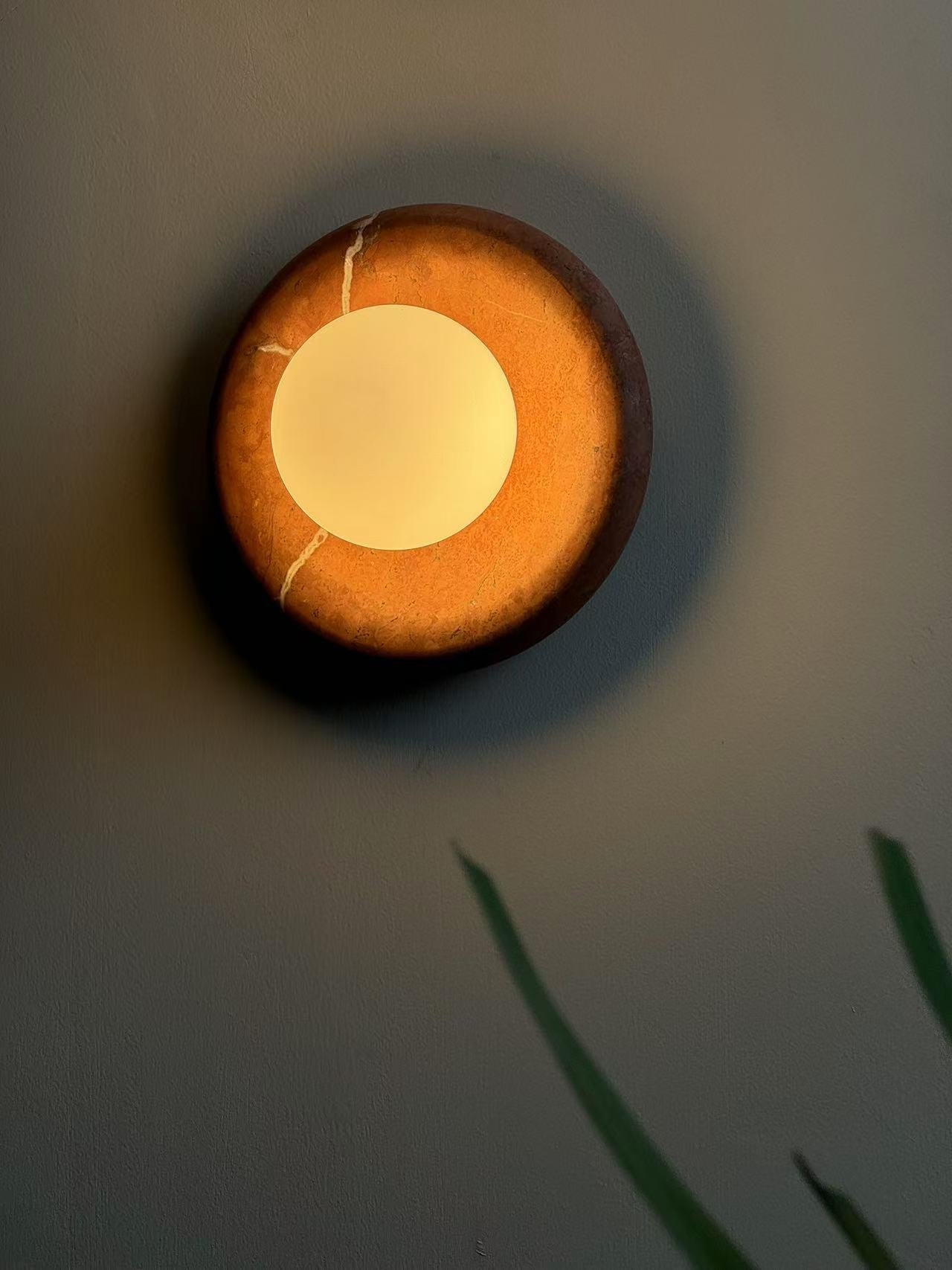 Marmurowa Lampa Ścienna w Kolorze Czerwonym