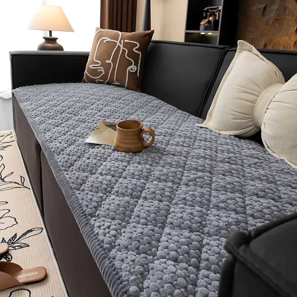 Pikowany pokrowiec na sofę o strukturalnej fakturze z wypustkami