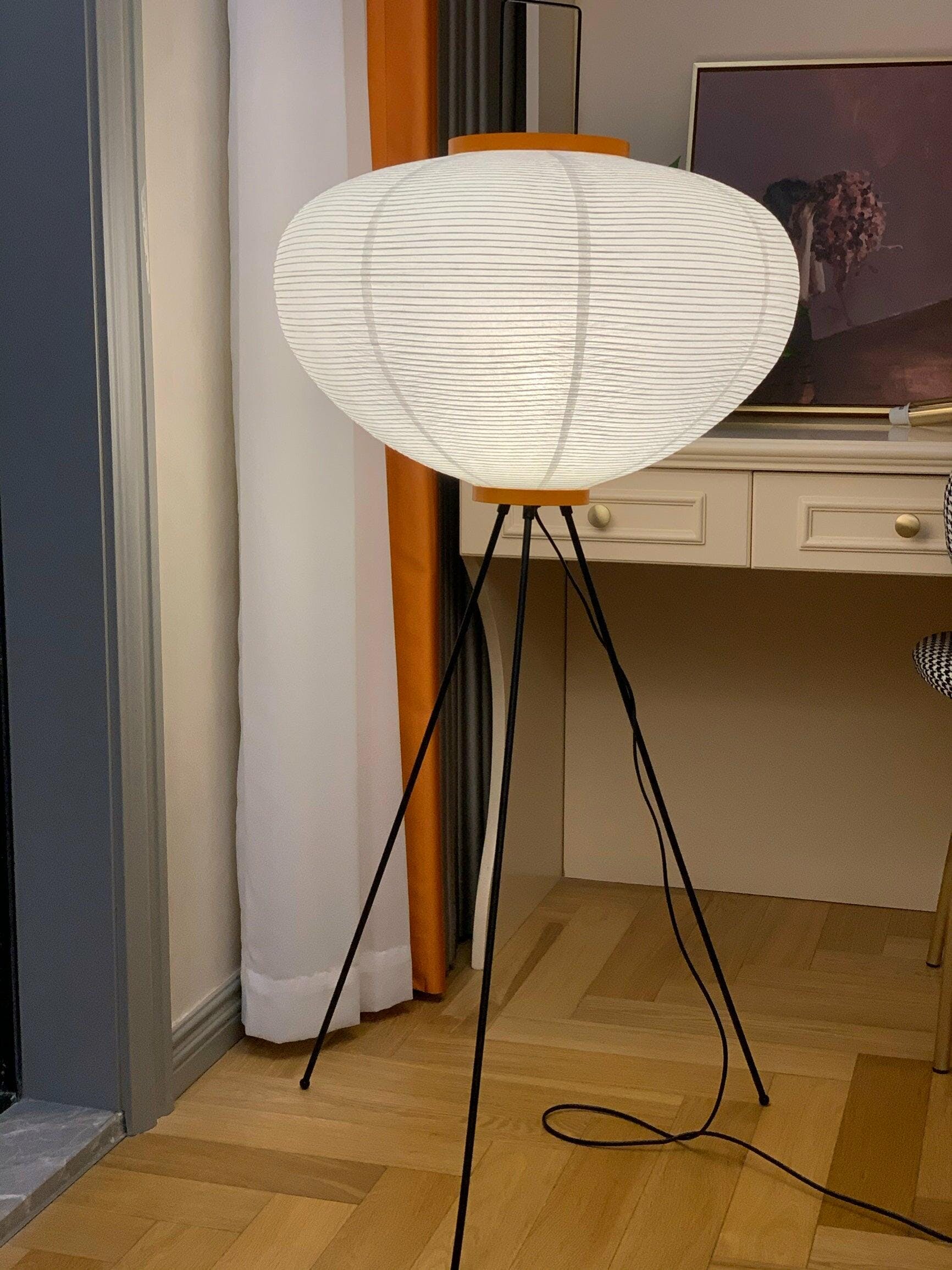Lampa podłogowa na trójnogu z abażurem z papieru ryżowego