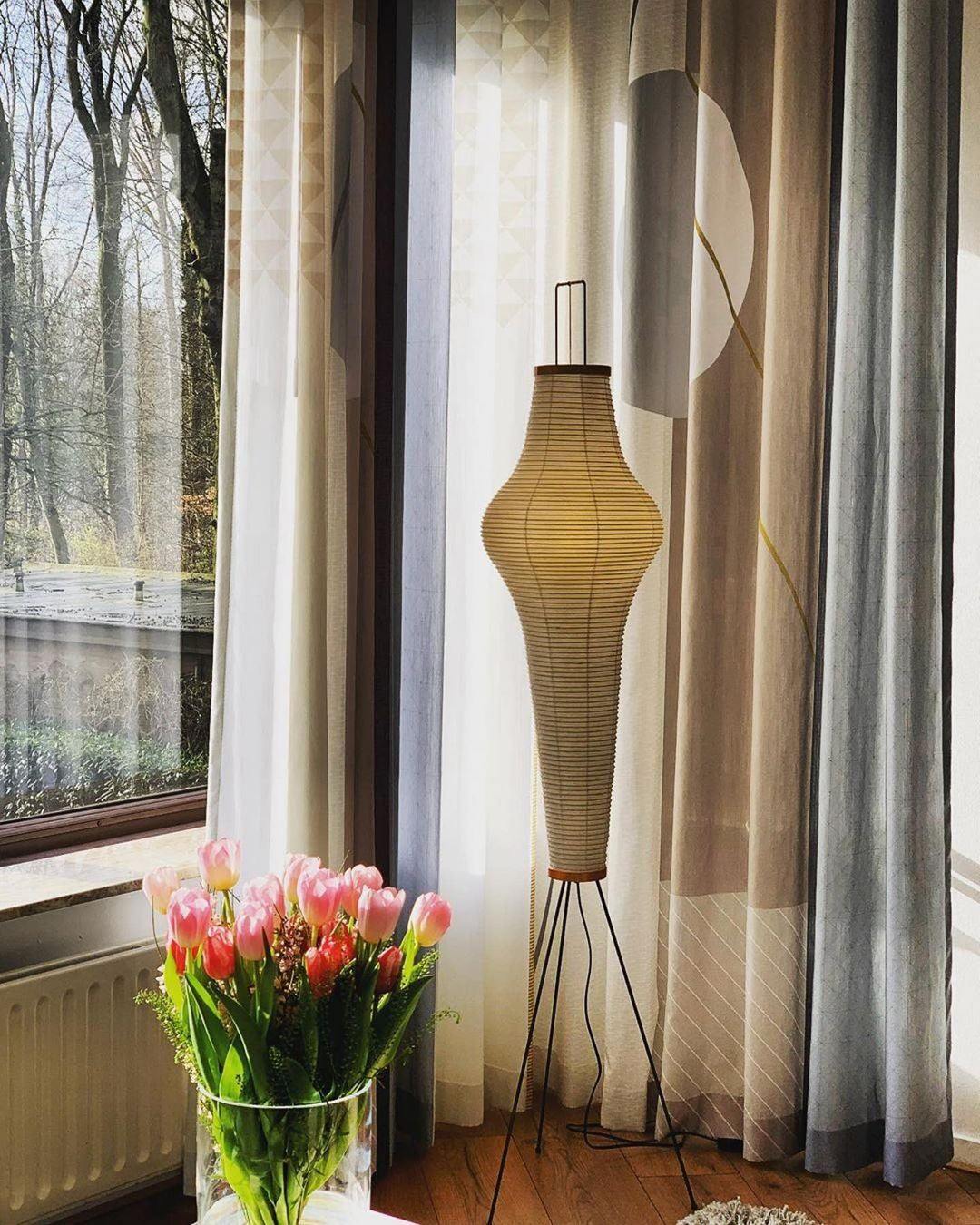 Lampa podłogowa na trójnogu z abażurem z papieru ryżowego