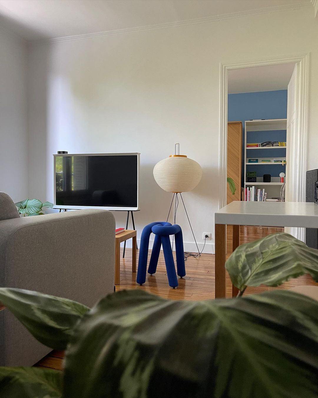 Lampa podłogowa na trójnogu z abażurem z papieru ryżowego