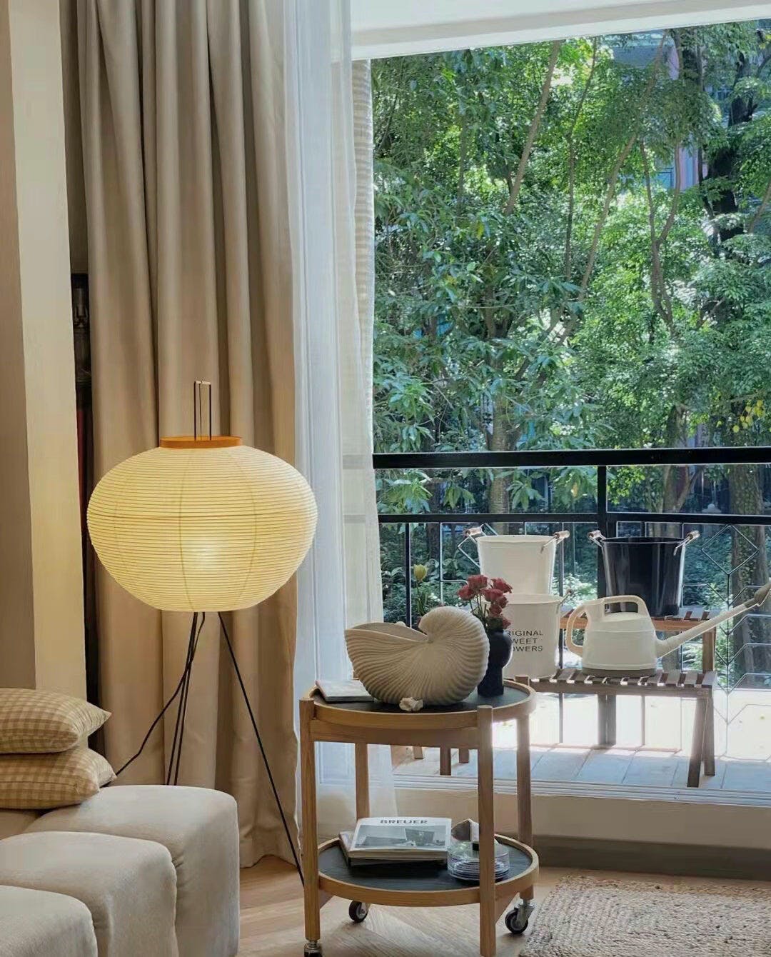 Lampa podłogowa na trójnogu z abażurem z papieru ryżowego