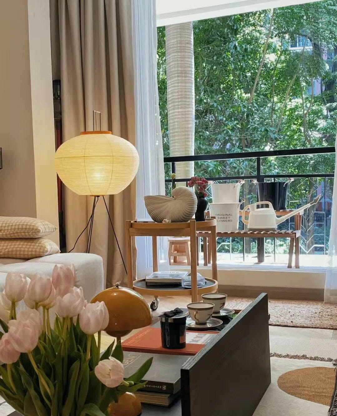 Lampa podłogowa na trójnogu z abażurem z papieru ryżowego