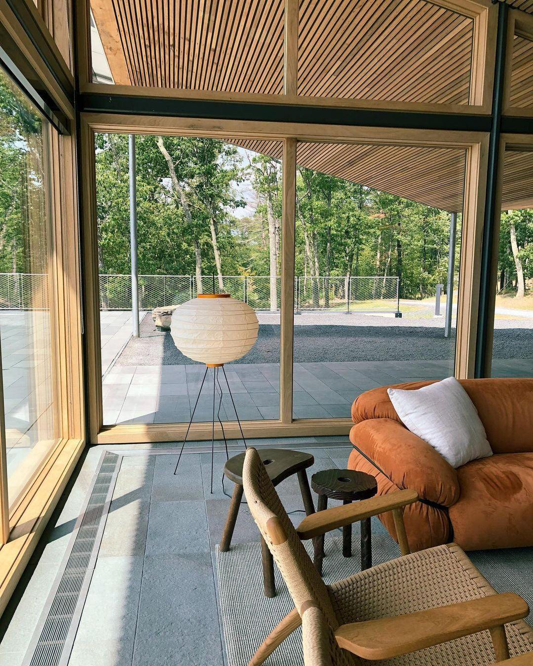 Lampa podłogowa na trójnogu z abażurem z papieru ryżowego