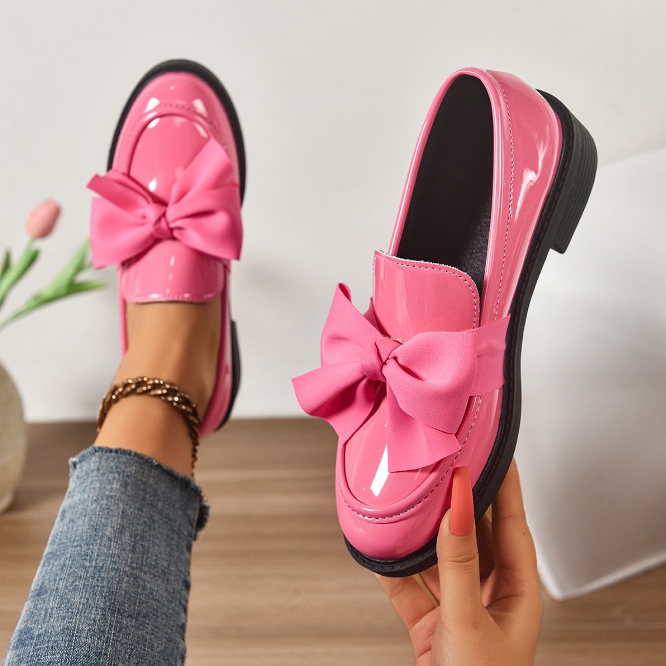 Buty wsuwane z okrągłym noskiem i węzłem na pięcie