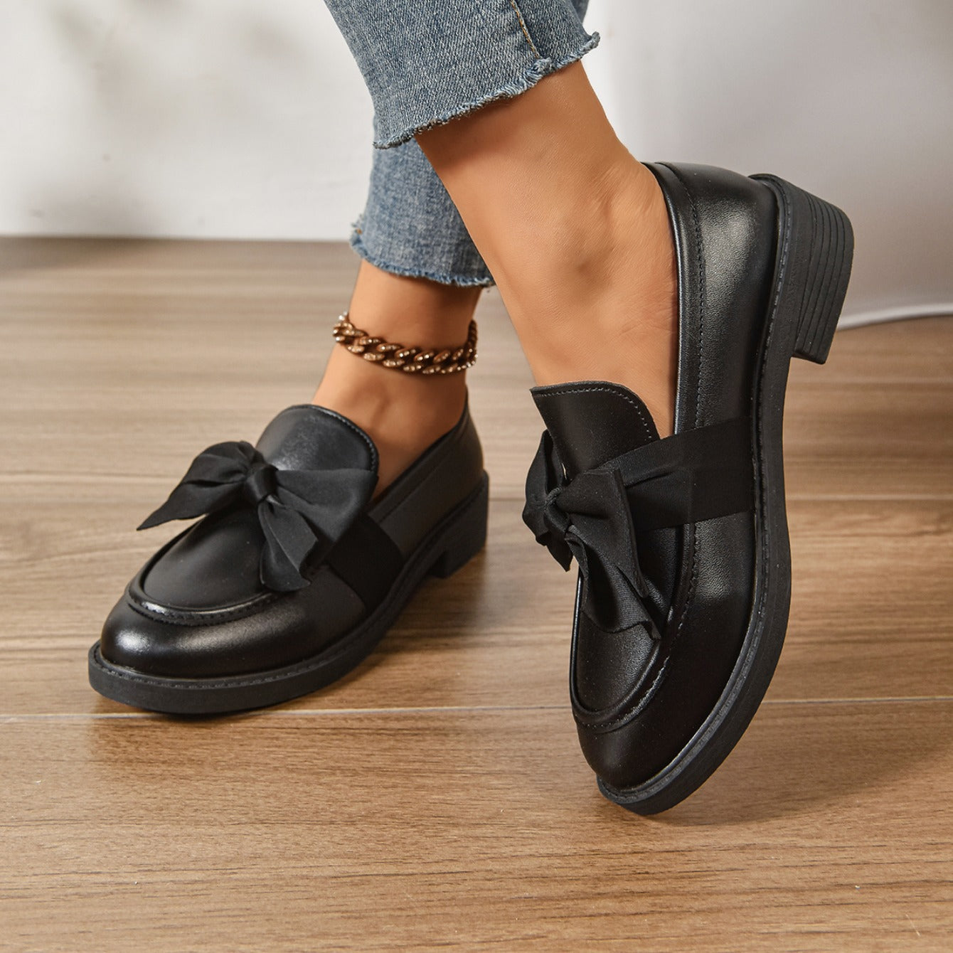 Buty wsuwane z okrągłym noskiem i węzłem na pięcie