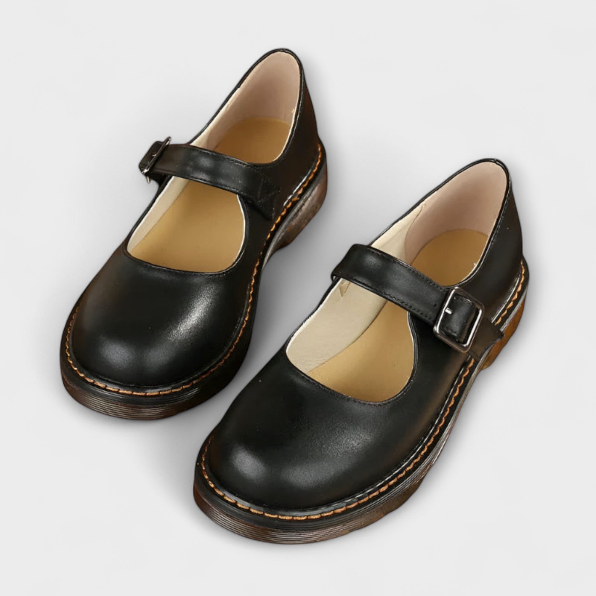 Zaokrąglone buty na niskim obcasie z klamrą