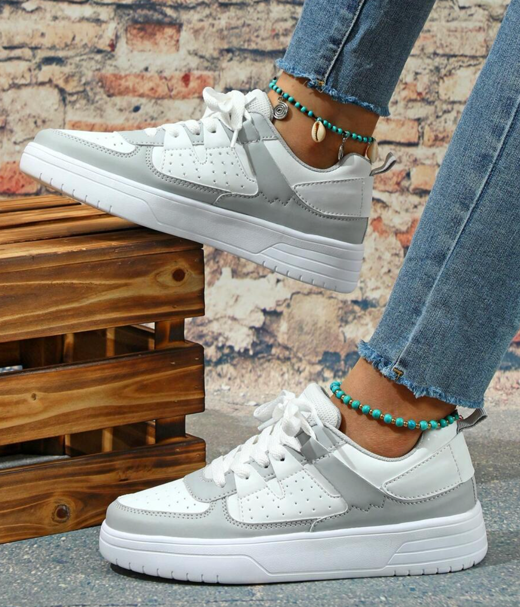 Sneakersy z grubo podeszwą i perforowanymi panelami