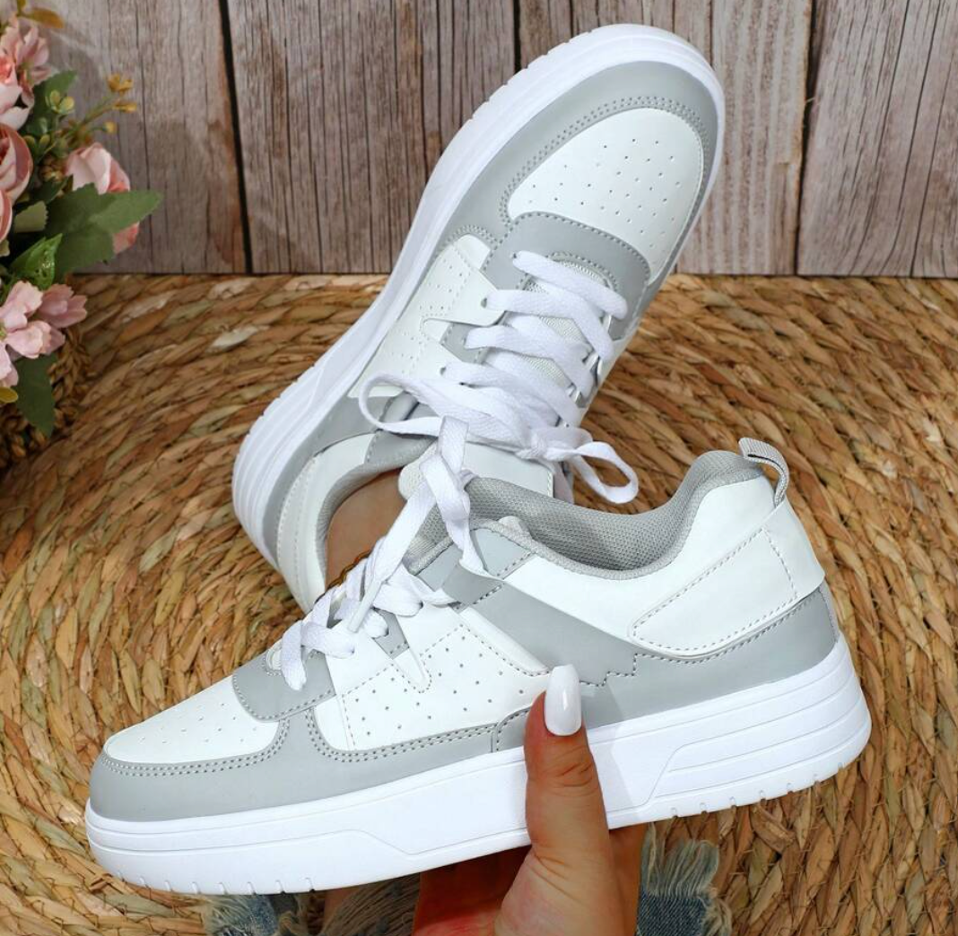 Sneakersy z grubo podeszwą i perforowanymi panelami