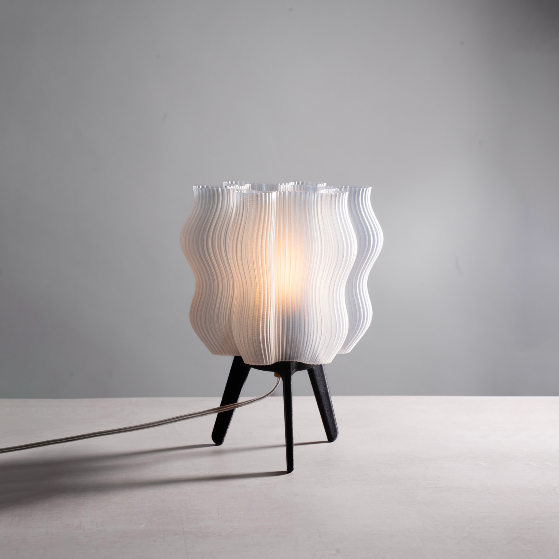 Falista lampa stołowa