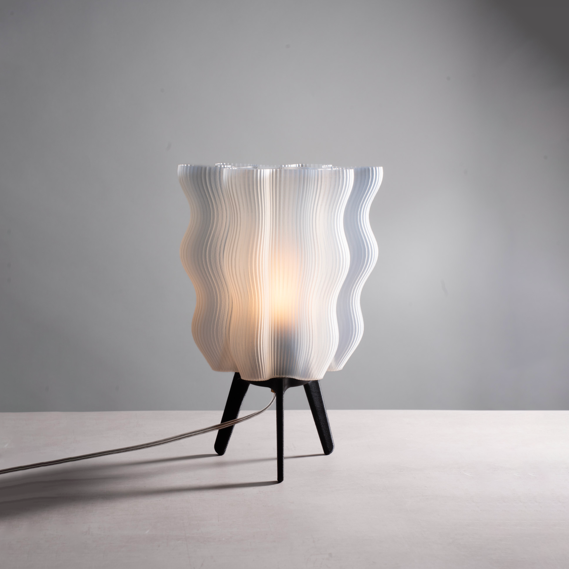 Falista lampa stołowa