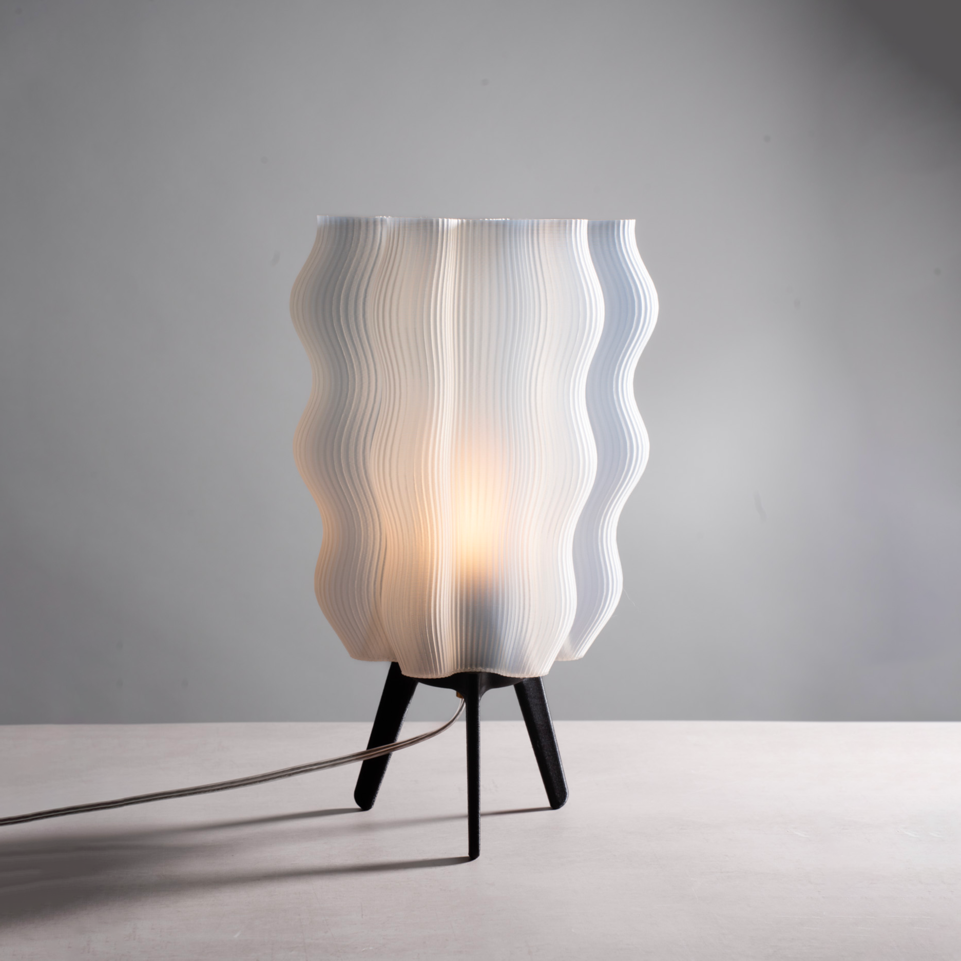 Falista lampa stołowa