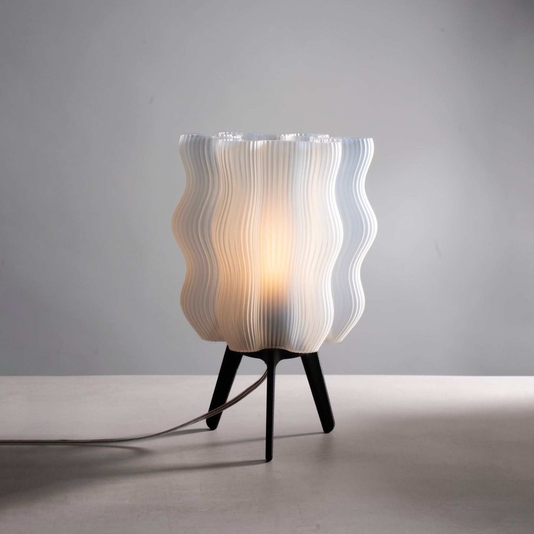 Falista lampa stołowa