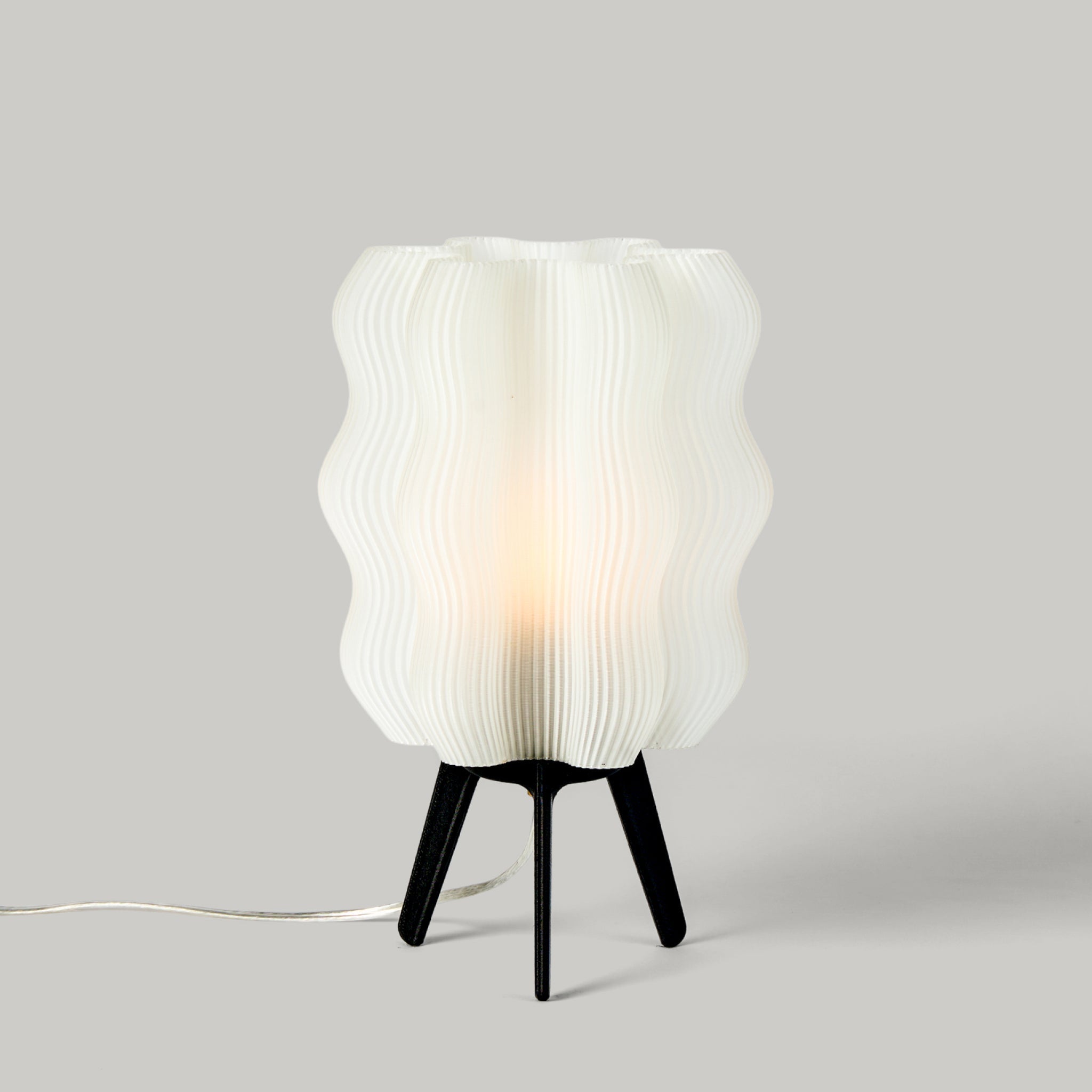 Falista lampa stołowa