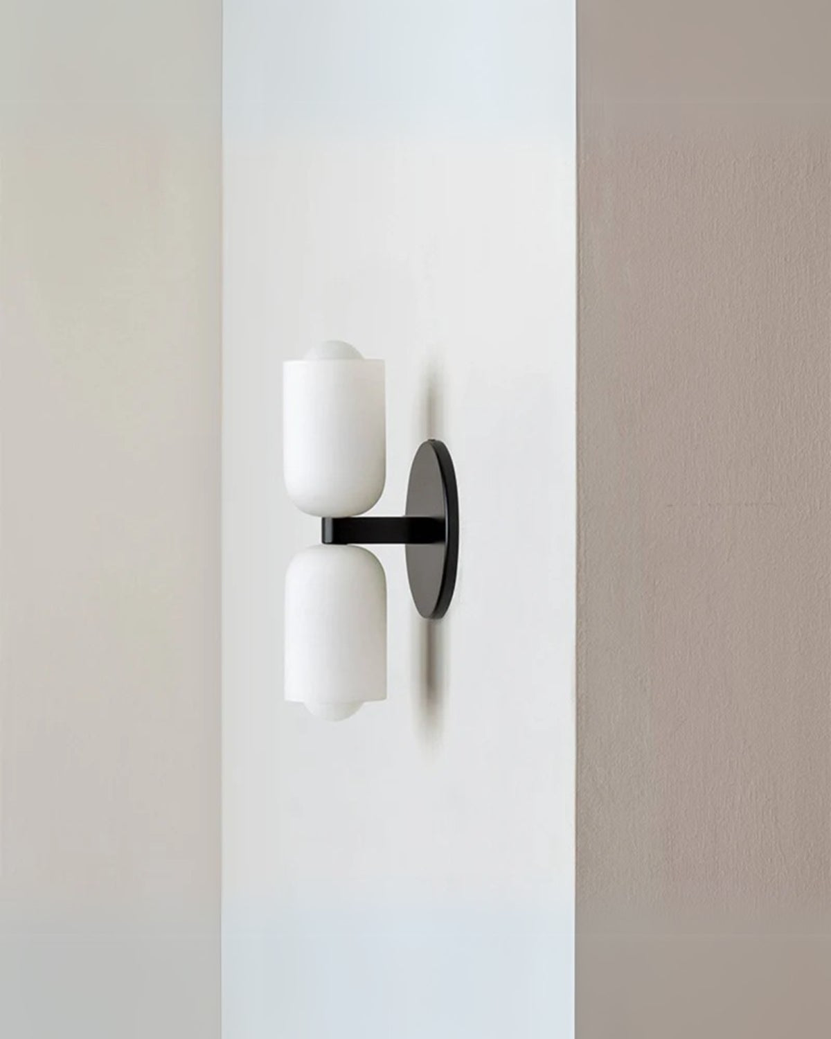 Pionowa Symetryczna Lampa Ścienna w Kształcie Pigułki