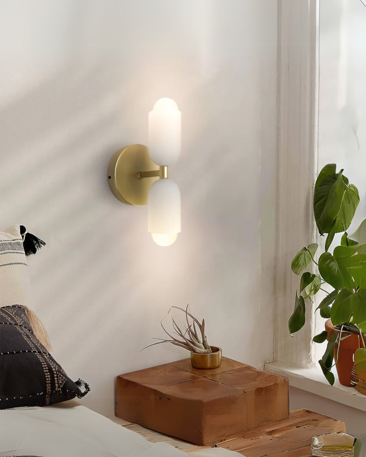 Pionowa Symetryczna Lampa Ścienna w Kształcie Pigułki
