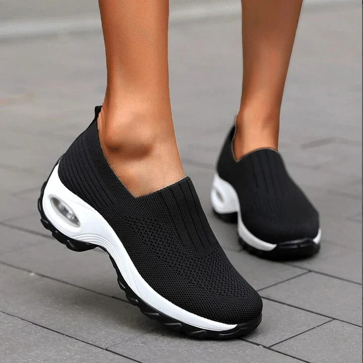 Buty Slip On z Wypukłym, Perforowanym Cholewką
