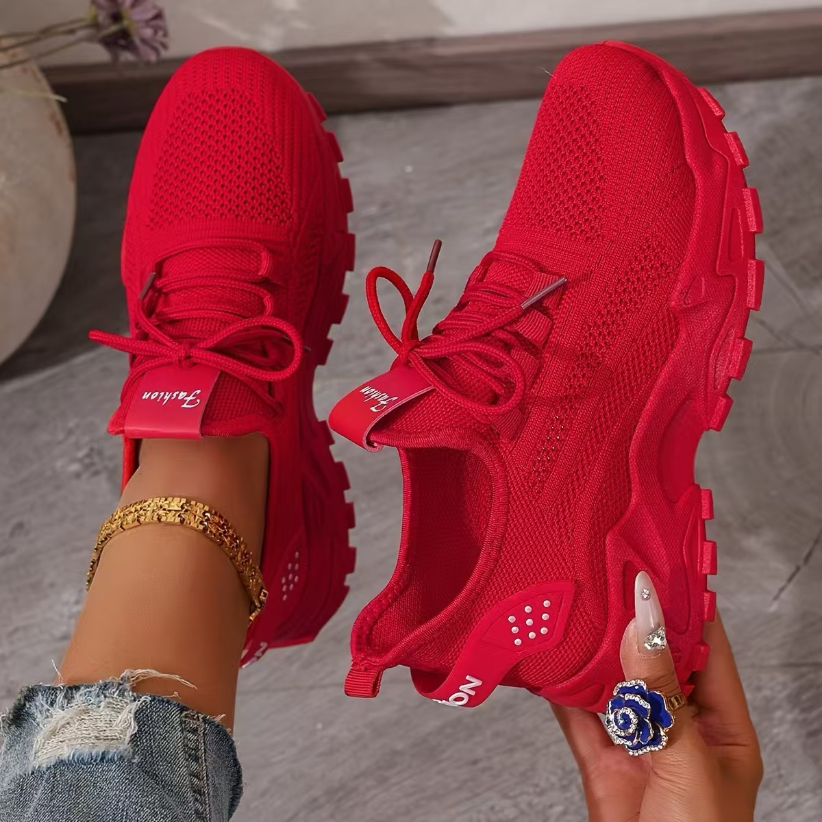 Sneakers z okrągłym noskiem i grubą podeszwą