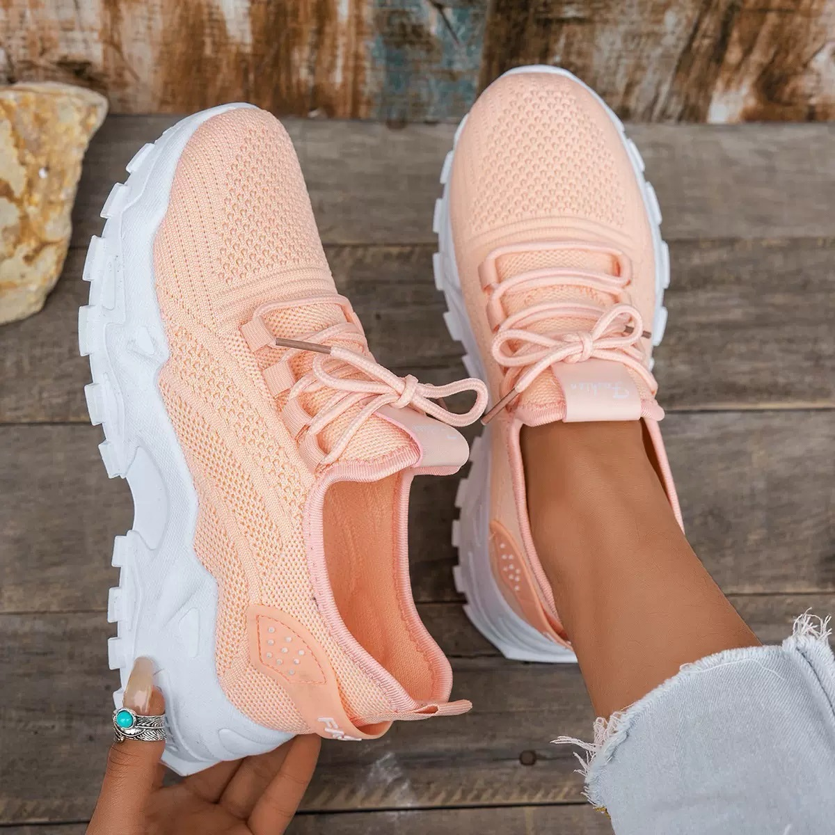 Sneakers z okrągłym noskiem i grubą podeszwą