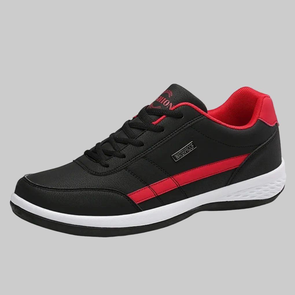 Sneakersy z teksturowaną podeszwą i wyściełanym kołnierzem, z panelem i przeszyciami