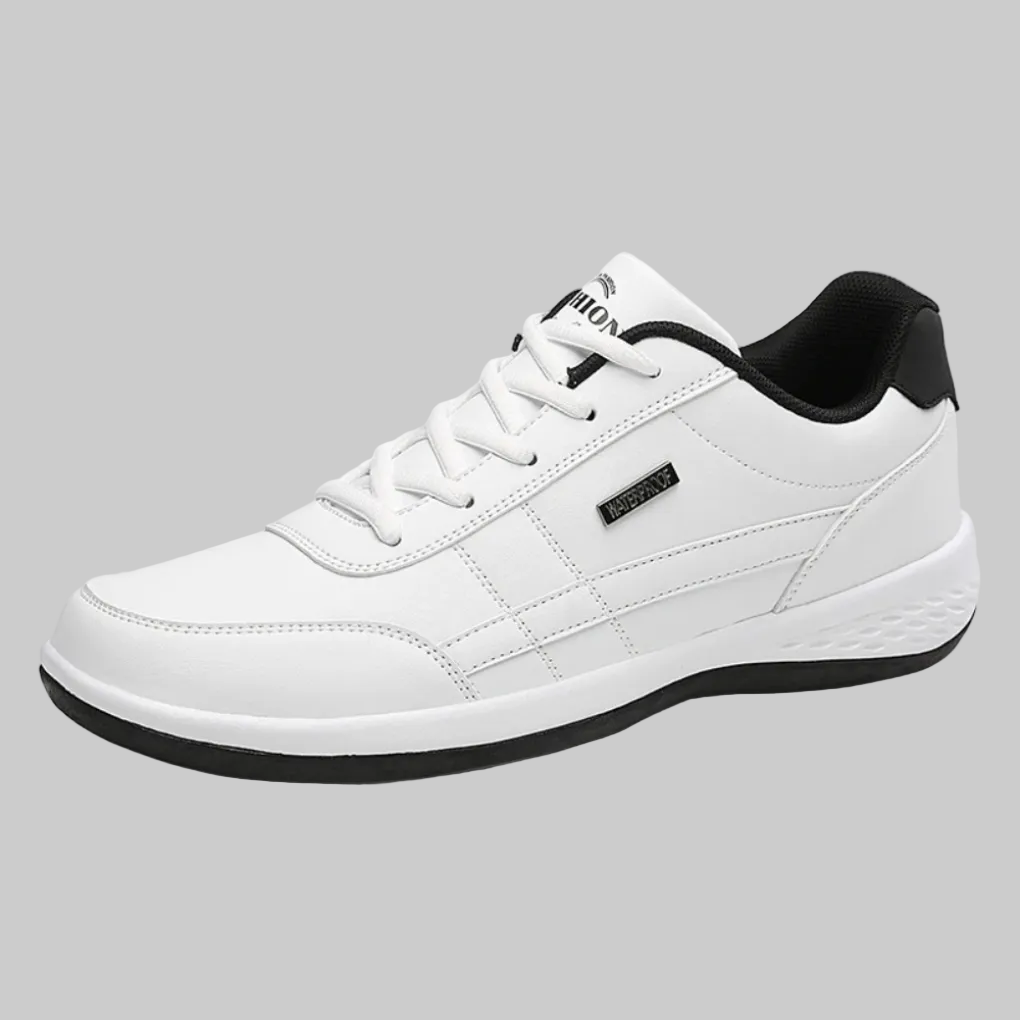 Sneakersy z teksturowaną podeszwą i wyściełanym kołnierzem, z panelem i przeszyciami