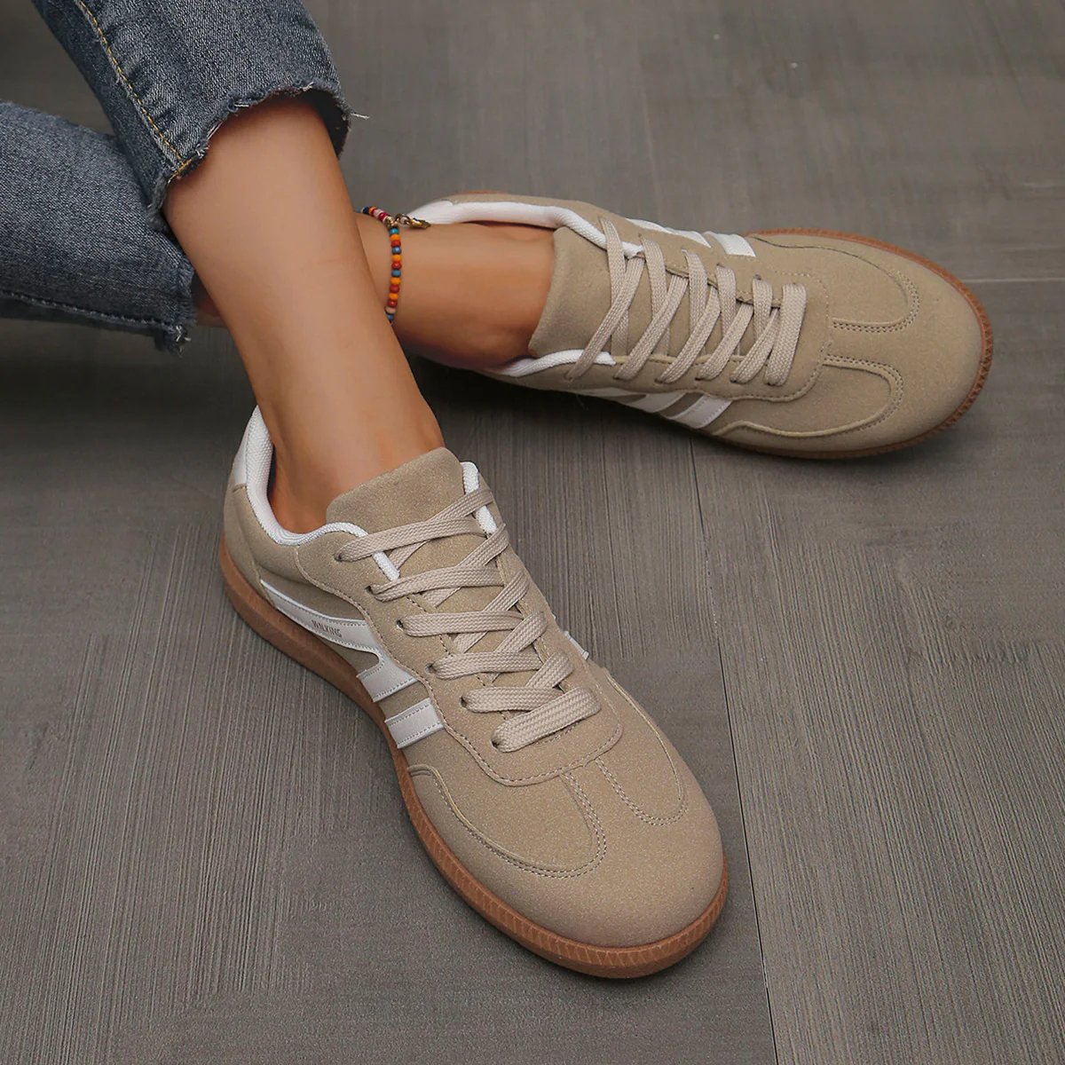 Niskie sneakersy z okrągłym noskiem i sznurowaniem