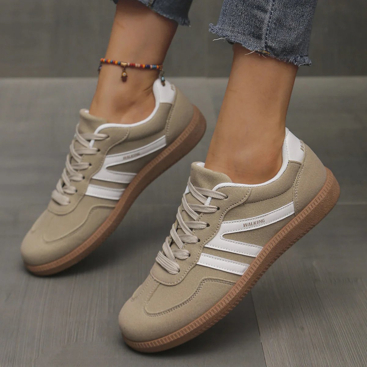Niskie sneakersy z okrągłym noskiem i sznurowaniem