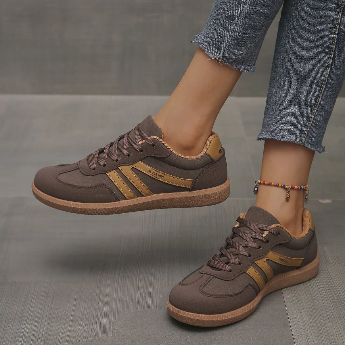 Niskie sneakersy z okrągłym noskiem i sznurowaniem