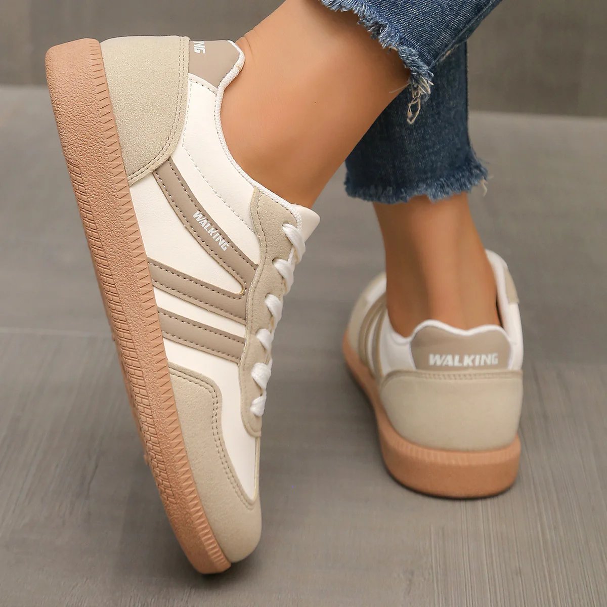 Niskie sneakersy z okrągłym noskiem i sznurowaniem
