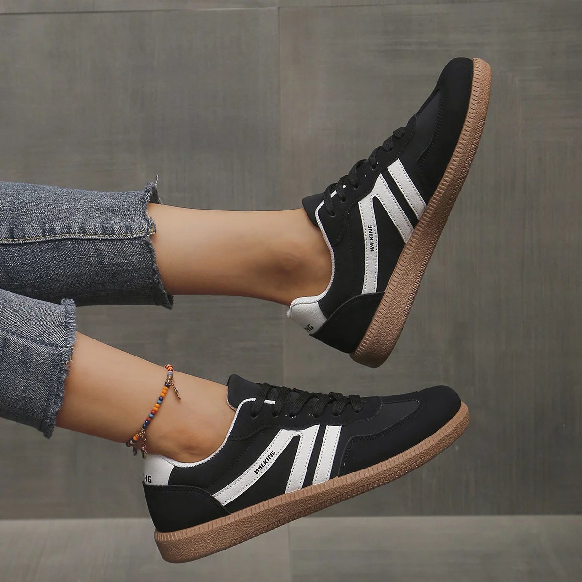 Niskie sneakersy z okrągłym noskiem i sznurowaniem