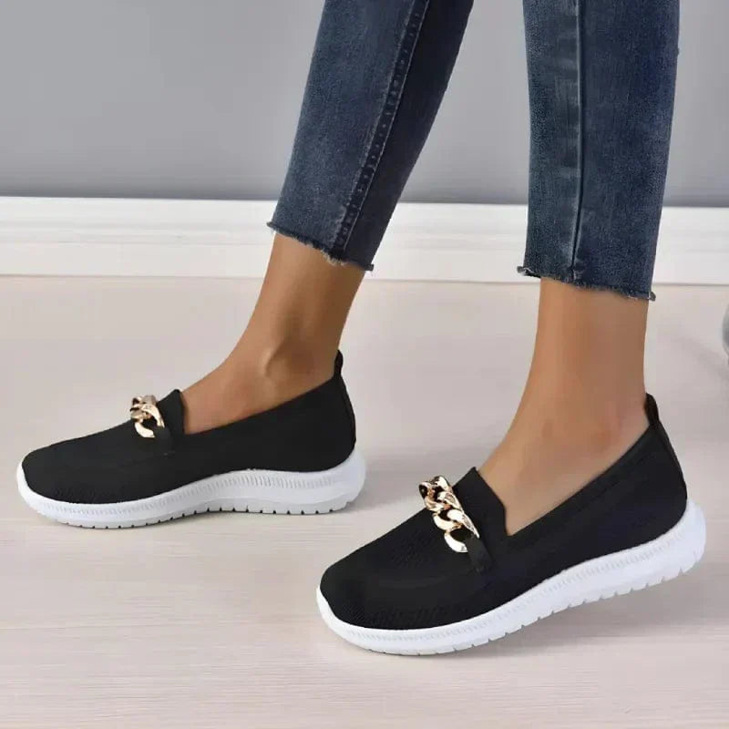 Buty Slip On z Teksturowanym Nosiem i Detalem Łańcucha